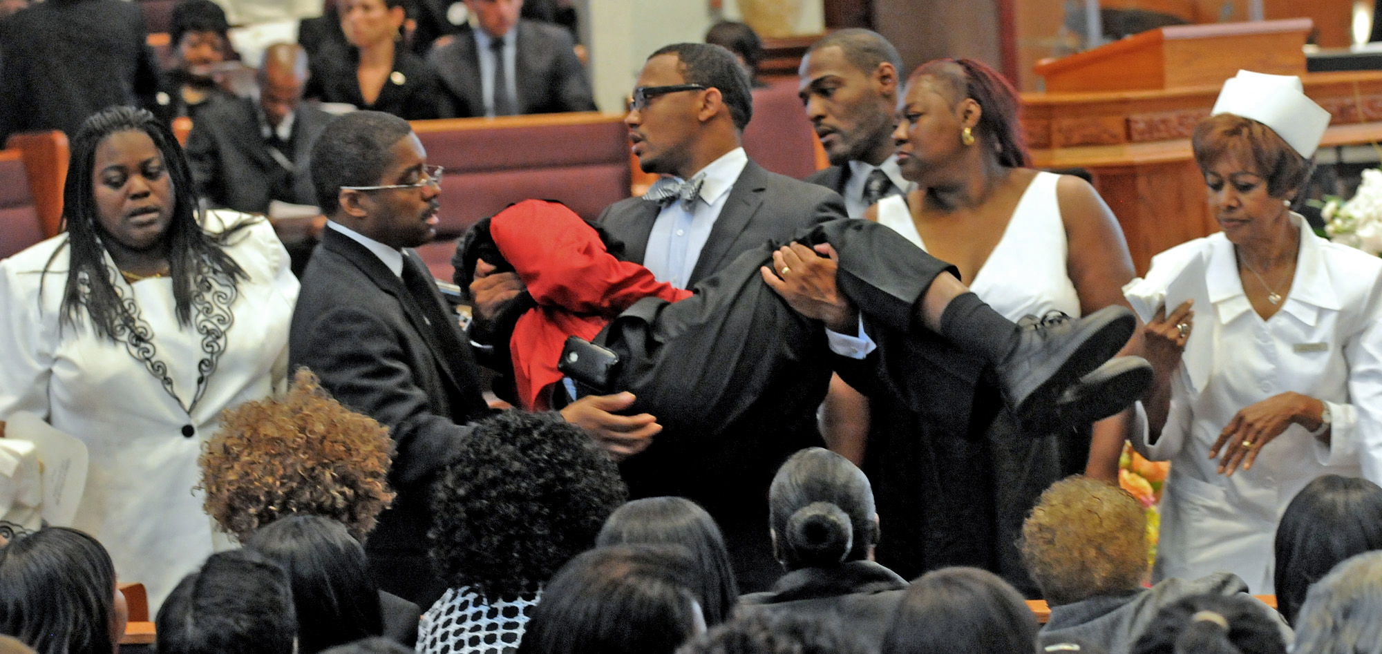 Ebony Flonory fainted upon seeing the bodies of her sister, Eyanna Florony, and her nephew, Amani Smith. (Via AP)